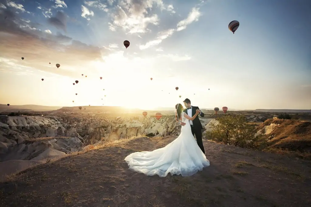 Wedding couple at sunset with hot air balloons Adding LASIK to Your Wedding Planning Checklist